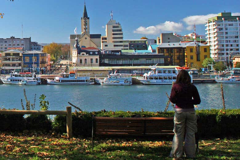 Contemplando os edifícios de Valdivia