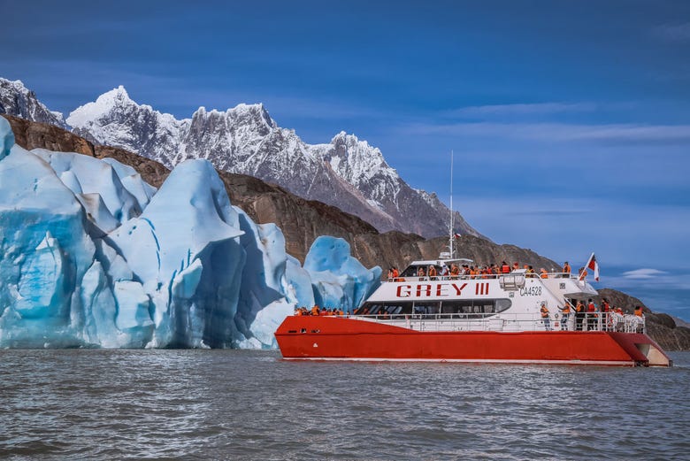 Paseo en barco por el lago Grey