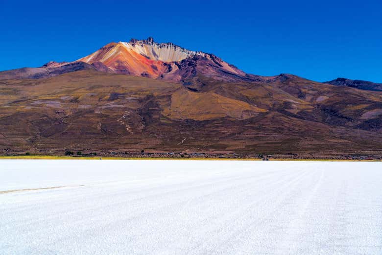 Vista del volcán Tunupa desde el Salar