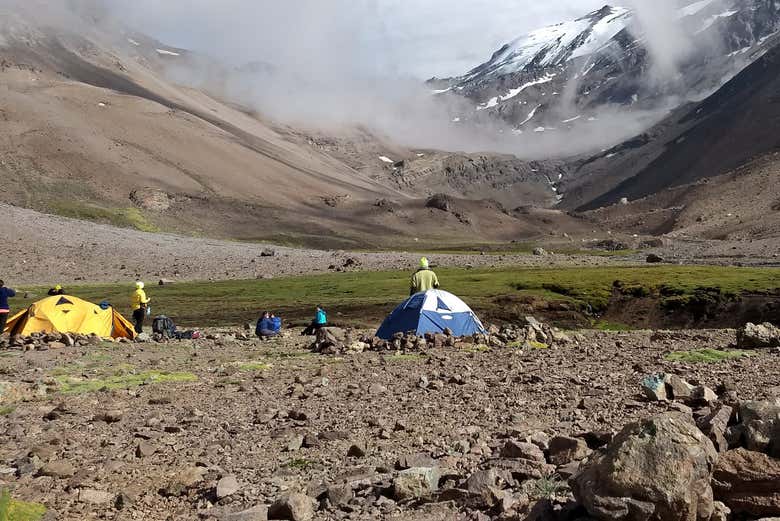 Campamento en la base del cerro