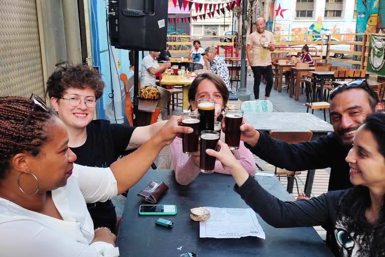 Brindando en nuestro tour de la cerveza por Valparaíso