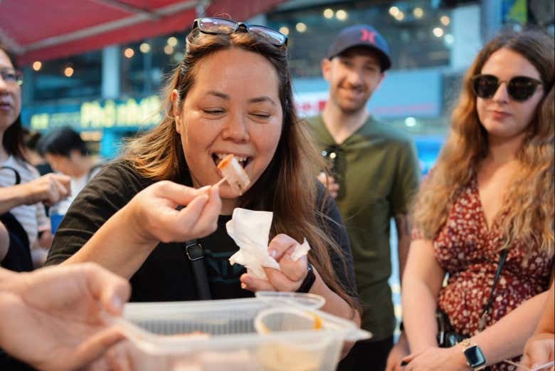 Probando una pieza suculenta de la gastronomía china