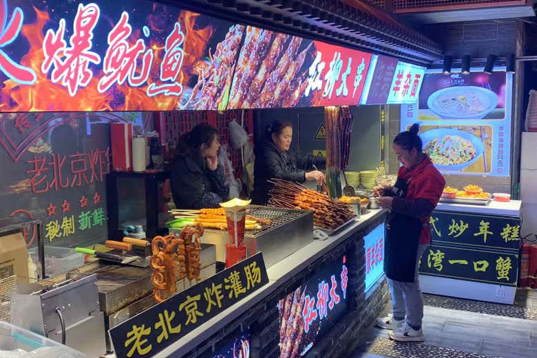 Private Food Tour: Nanluoguxiang Night Market, Beijing - Civitatis