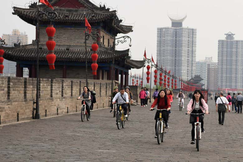 Montando en bicicleta por la muralla de Xián