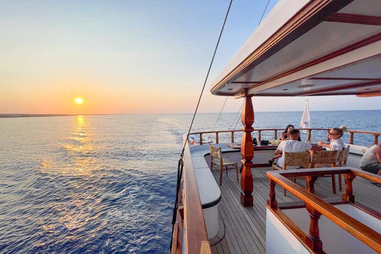 Sentados en la cubierta del barco contemplando el atardecer