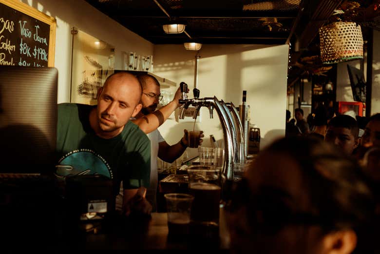 A punto de probar la cerveza de Barranquilla