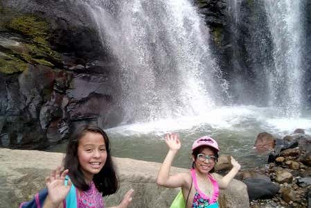 Desfrutando da cascata Salto de las Monjas