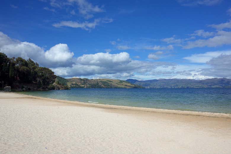 Playa Blanca, a los pies de la laguna