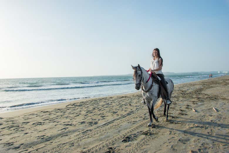 Paseando a caballo por la playa de Manzanillo de Mar