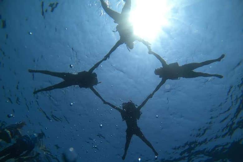 Disfrutando de la experiencia de buceo en grupo