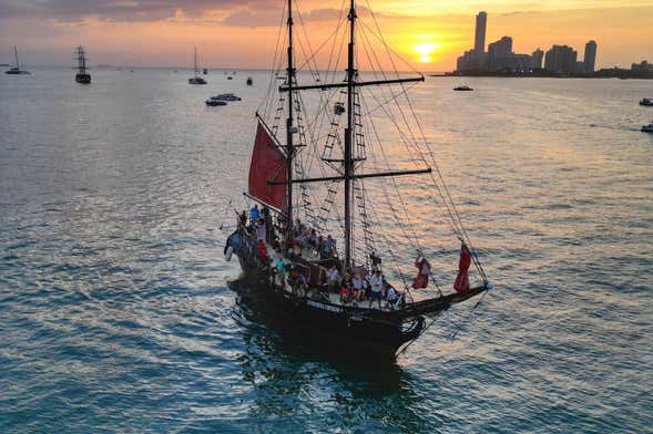 Passeio de barco pirata ao entardecer