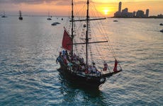 Paseo en barco pirata al atardecer