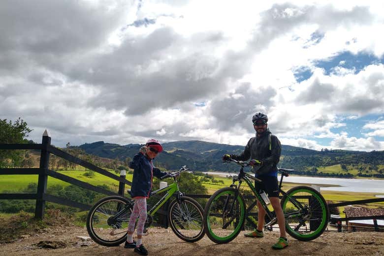 Bike route along the Sisga Dam