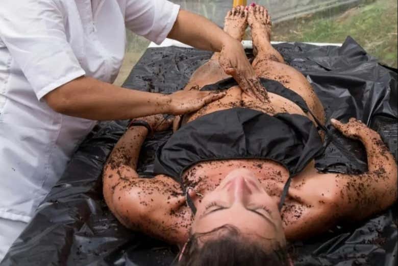 Desfrutando de uma massagem com café