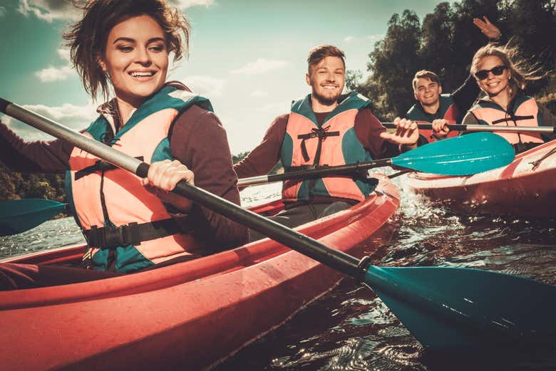 Remando en kayak por el embalse de Guatapé