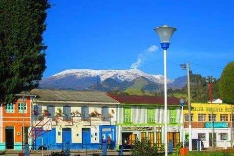 Murillo con el monte Nevado del Ruiz de fondo