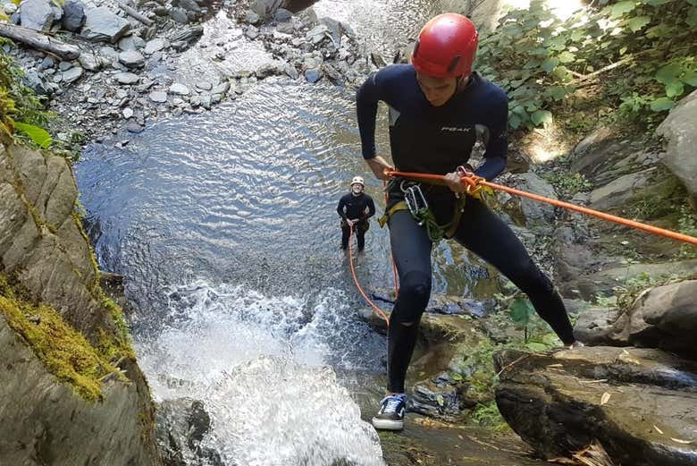 Descente en rappel des cascades du canyon