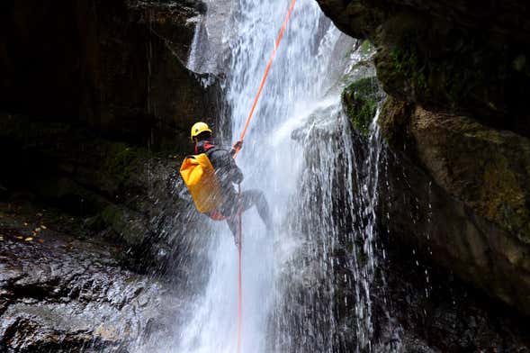 Descente en rappel dans le canyon Secreto et dans la grotte de Mohán