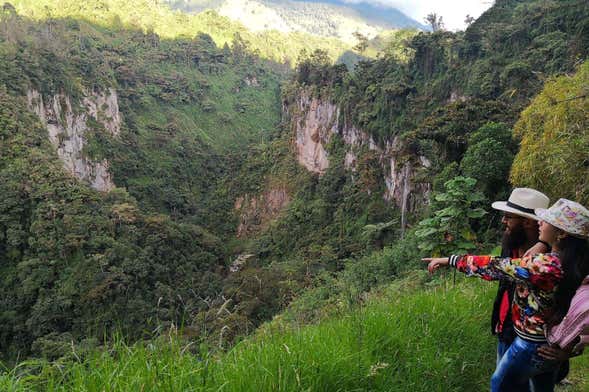 Trilha pelo cânion do Combeima e fazenda La Rivera