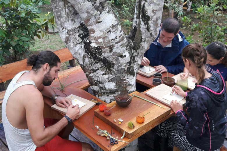 Durante a oficina de artesanato indígena