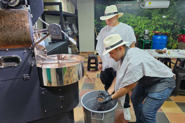 See how a coffee expert uses a professional roasting machine