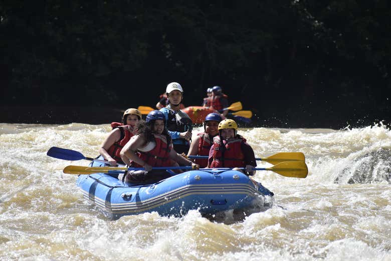 Disfrutando de la actividad de rafting