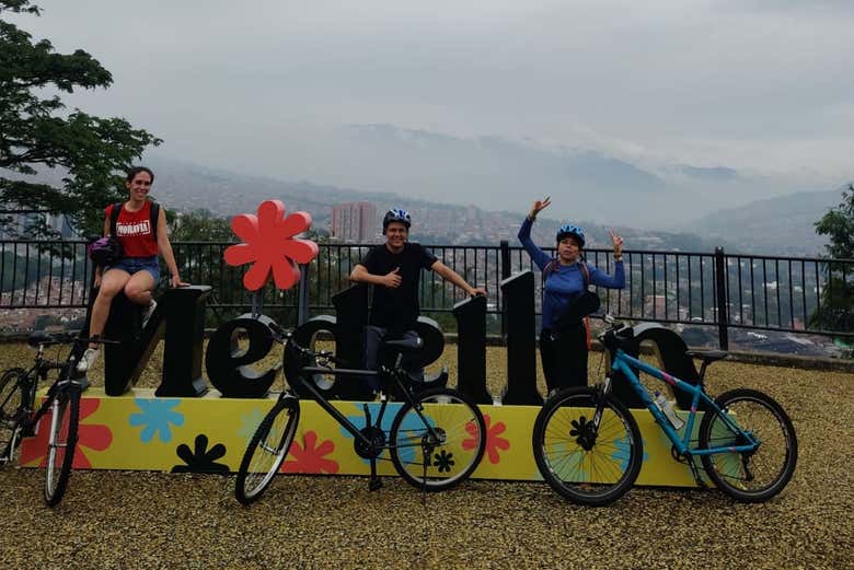 Foto ao lado do letreiro Medellín no Cerro El Volador