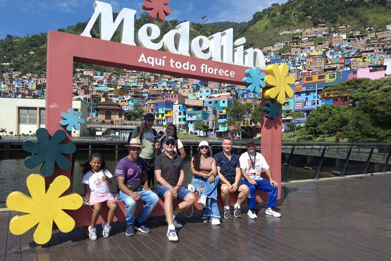 Una foto con el cartel de Medellín en la Comuna 3