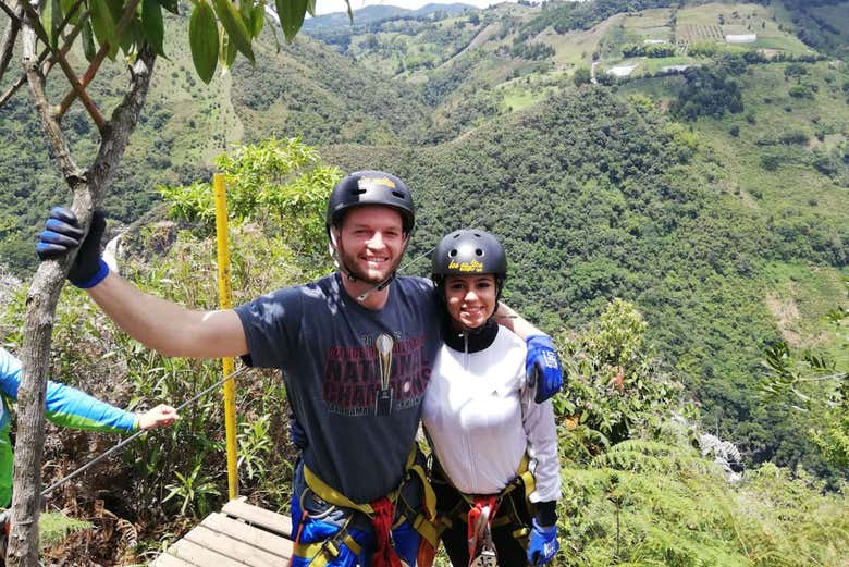 Casal preparado para subir na tirolesa