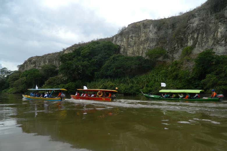 Atravesando en canoa el río Magdalena