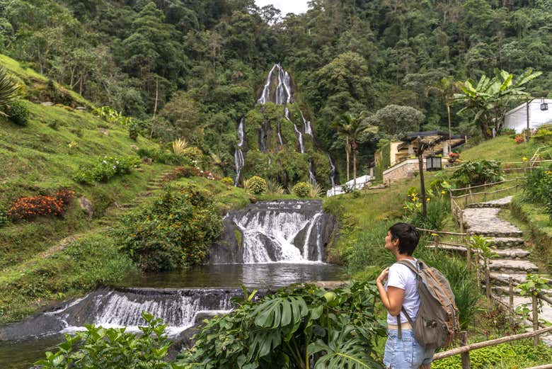 Contemplando una de las cascadas de las Termales de Santa Rosa