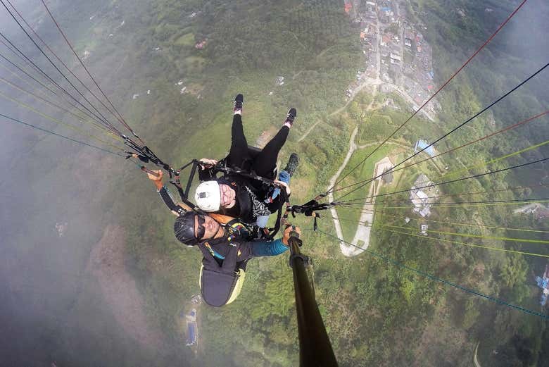 Disfrutando del vuelo en parapente