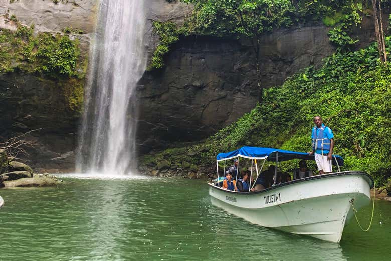 Passeio de barco pela cachoeira La Sierpe