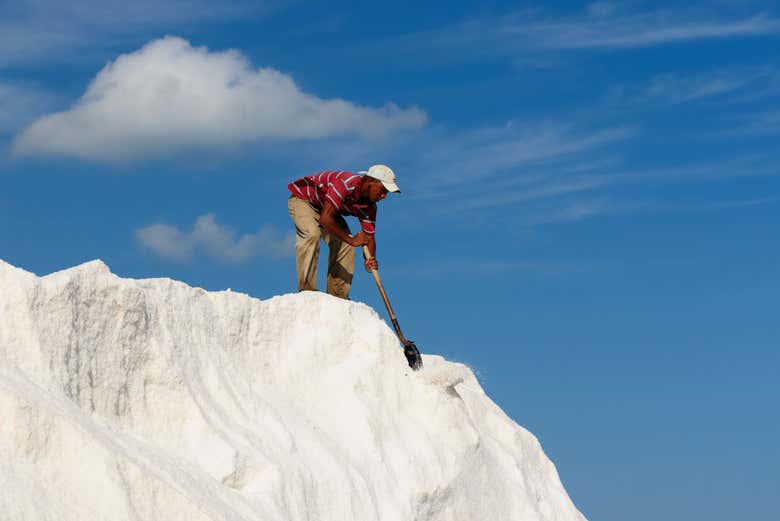 Hombre trabajando en las Salinas de Manaure