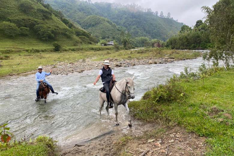 Cruzando el río a lomos del caballo