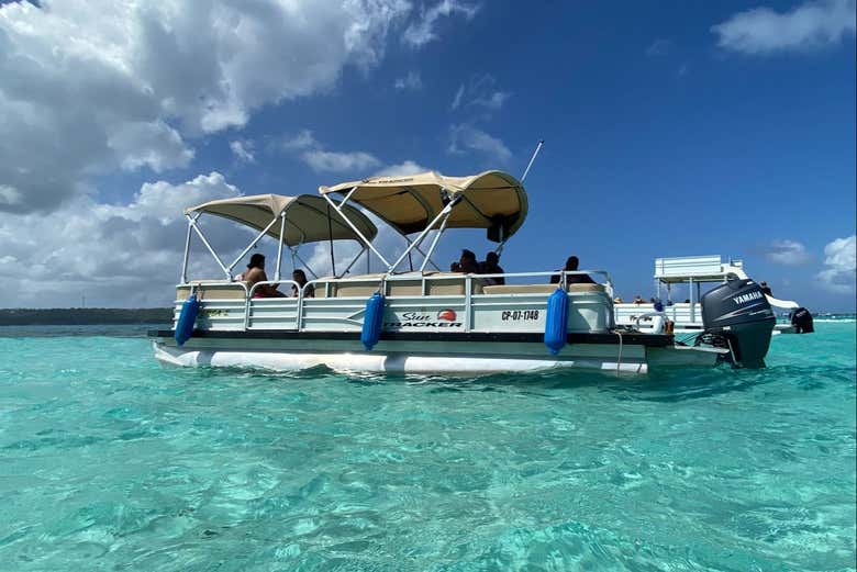 Sail across the turquiose waters of San Andrés