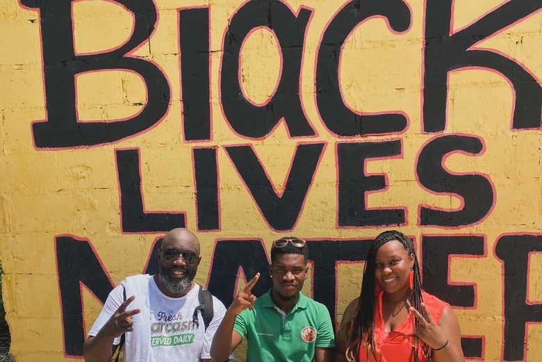 Posando ante el grafiti Black Lives Matter