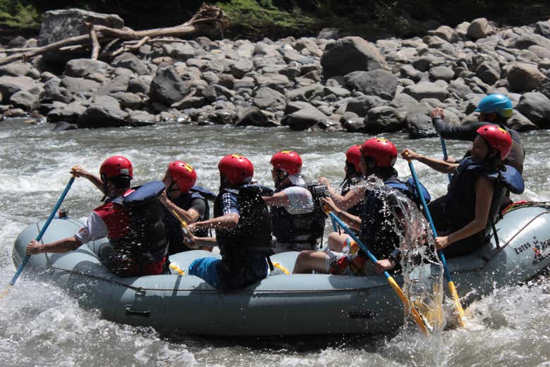 Practicando rafting en el río Negro