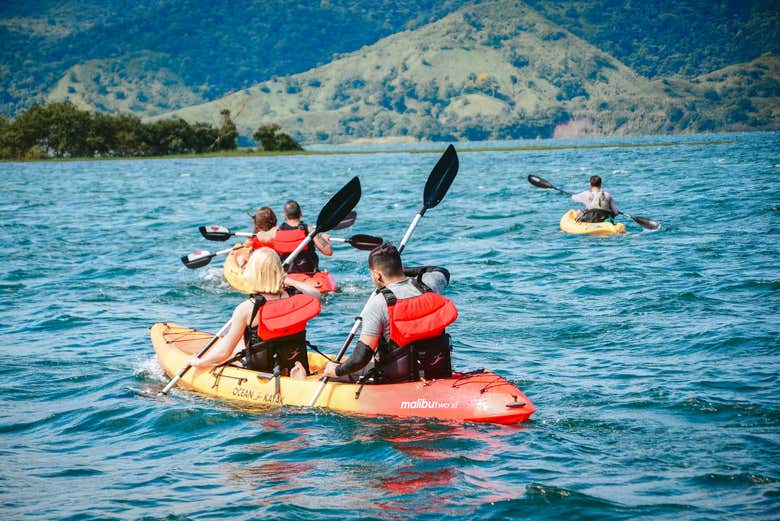 Pagayez en kayak sur le lac Arenal