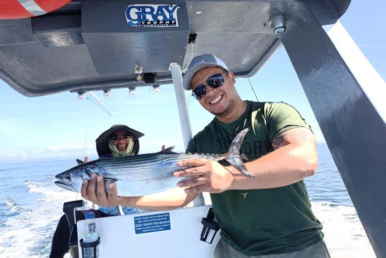 Mostrando um dos peixes pescados