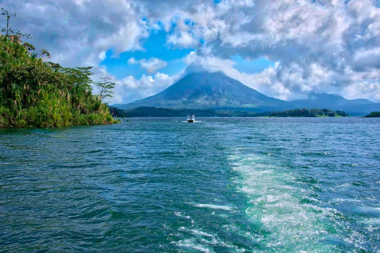 Disfrutando del paseo en barco por el lago Arenal