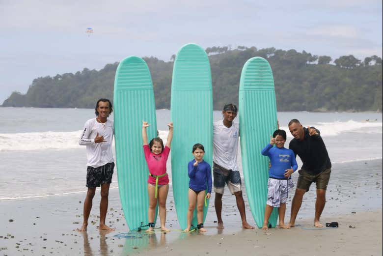 Listos para la clase de surf