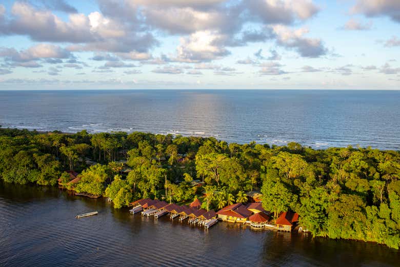 Vista aerea del lodge a Tortuguero