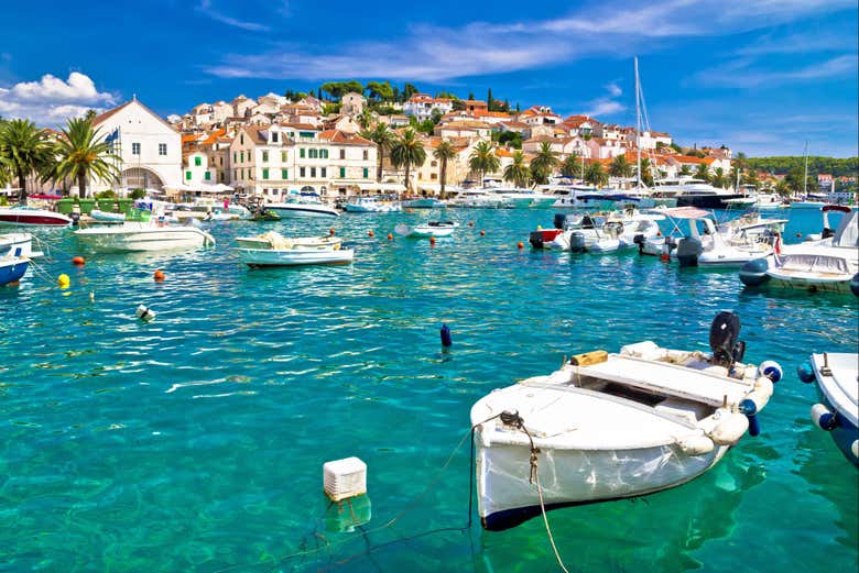 Aguas cristalinas en la costa de Hvar