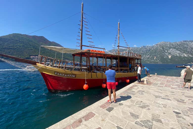 Barco típico para navegar por la bahía de Kotor