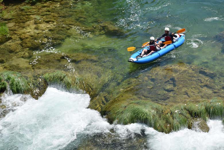 Remando por el río Zrmanja en Croacia