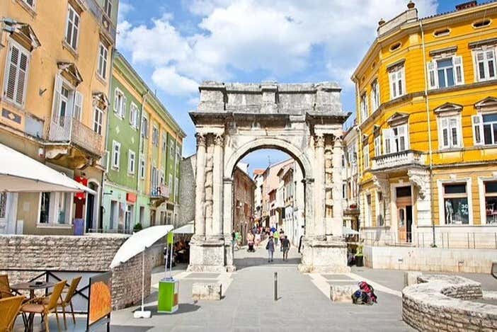 The famous Arch of the Sergii