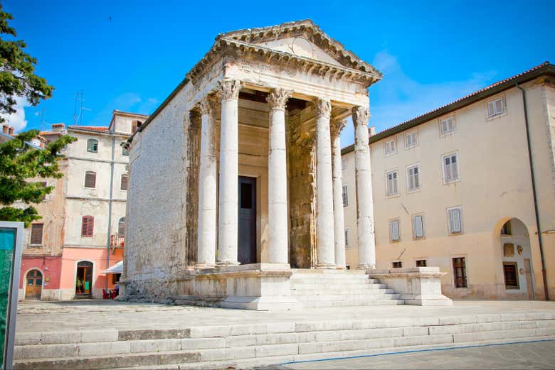 Templo de Augusto, na Praça do Forum de Pula