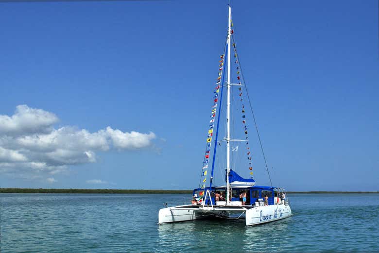 Catamarán surcando las aguas de Cayo Coco