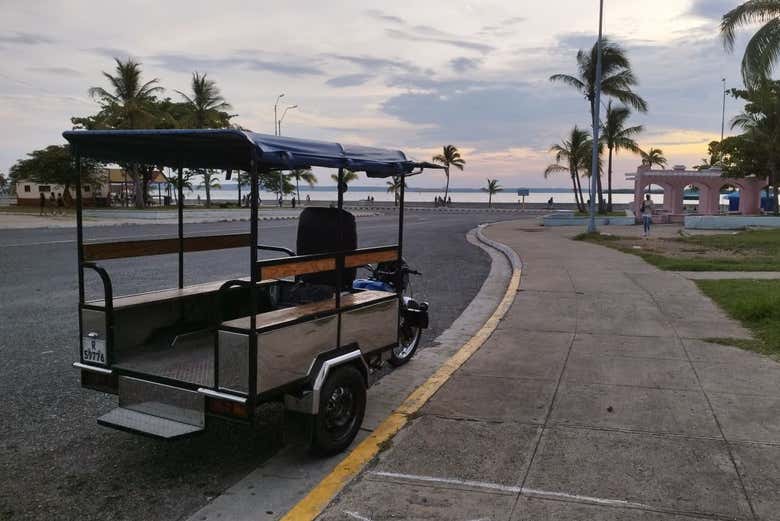 El tuk tuk en el malecón